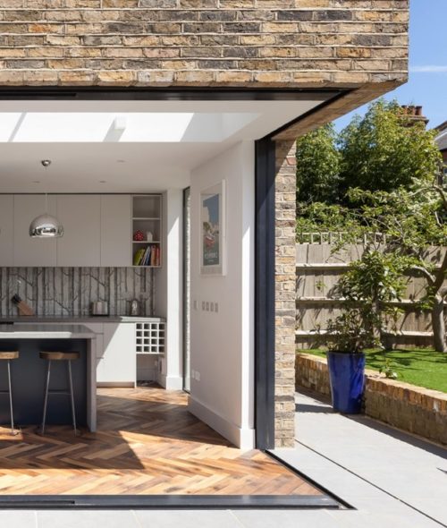 Ultraline floating corner into cavity wall pocket